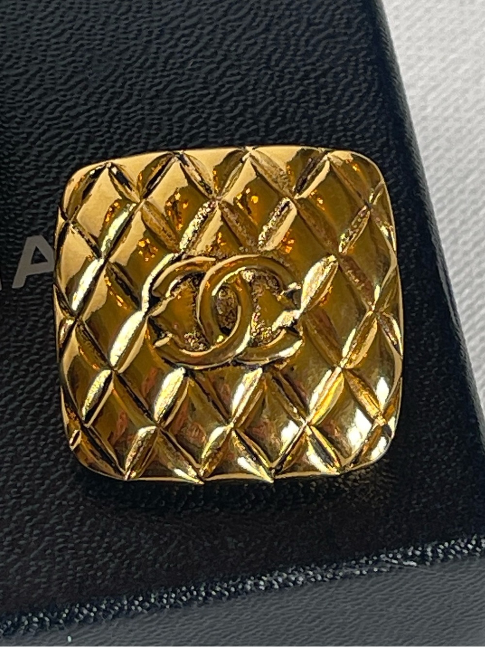 VINTAGE CHANEL 24K GOLD PLATED DIAMOND QUILTED SQUARE CLIP-ON EARRINGS FRANCE - Picture 8 of 14